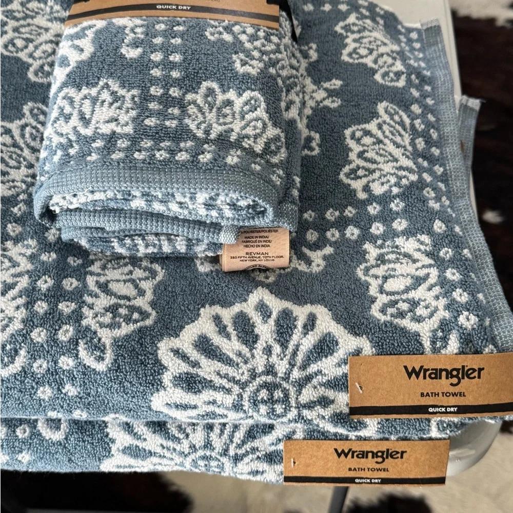 Wrangler light Blue flower bandana patterned towels and bath mat set - NWT - Picture 3 of 13